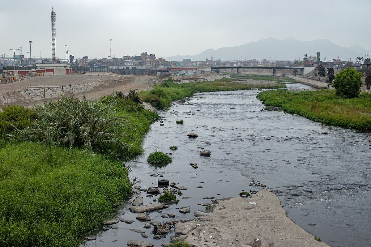 Río Rímac a su paso por Lima, con riberas verdes y cerros al fondo